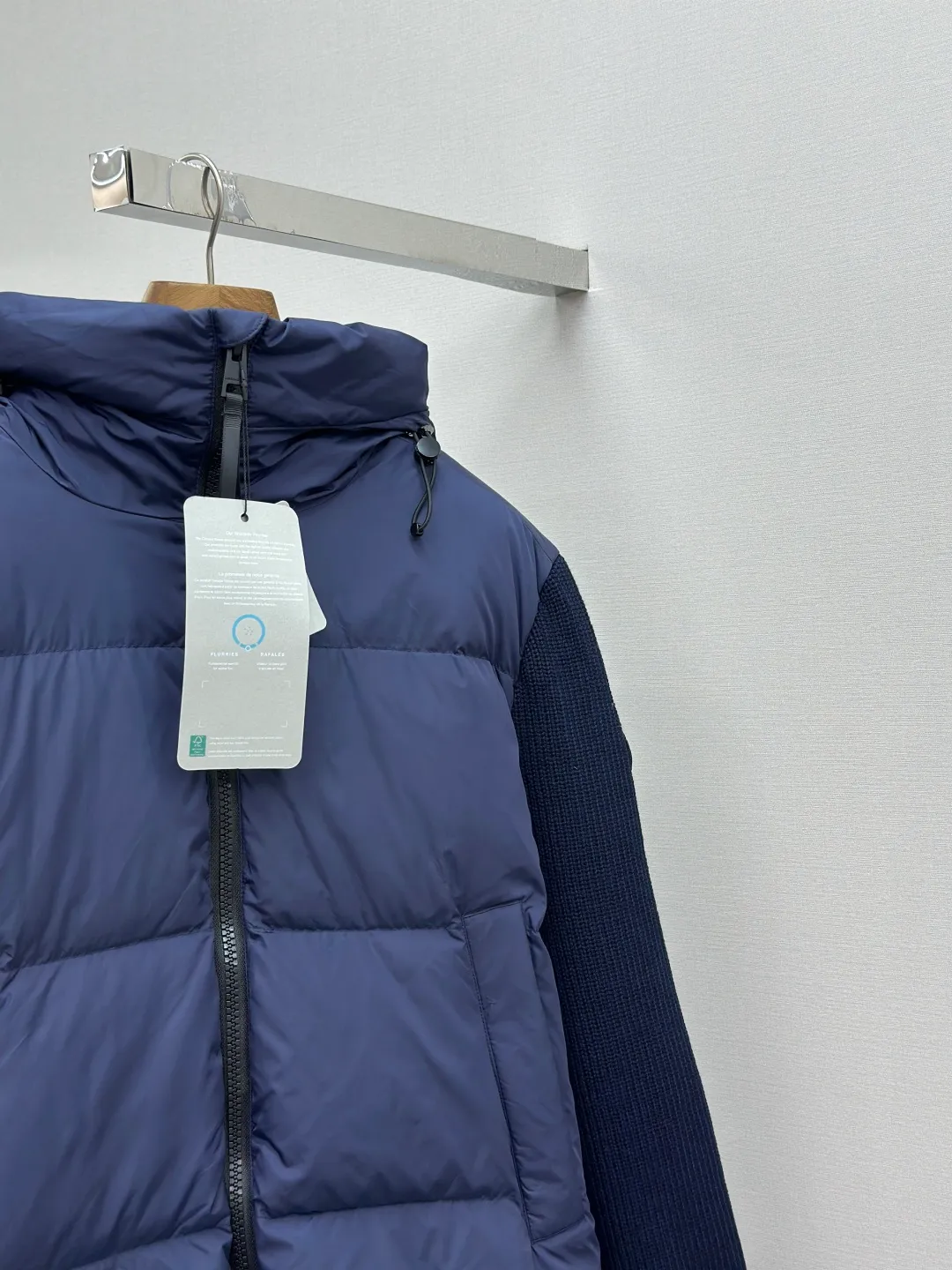 P910 CANADA GOOSE Canada Goose Armband Hooded Down Jacket Fabric selection: The use of high-quality protective nylon fabric not only enhances the wear resistance of the surface, but also takes into account wind resistance, ensuring excellent performance in various harsh weather conditions.  90 national standard high-quality white duck down: selected high-loft down, weighing 170g, light and warm, with excellent temperature locking performance and good resilience.  Three-dimensional quilting process: Precision thread reinforcement to prevent velvet drilling and ensure that the fluffy and resilient elasticity lasts as new.  7-needle medium-thick knitted structure: Use thicker yarns to knit woolen fabrics with obvious thickness and weight. The texture is clearly visible and has a rough, retro texture. It has a good skeleton feel, is relatively stiff, and can maintain the silhouette of clothing for a long time. It also provides more layers of still air to lock in heat.  There is a brand exclusive LOGO on the woolen sleeve arms. It is dark and not obvious in the photo.  Accessories: One-to-one customized logo, one-to-one customized zipper pendant, one-to-one customized snap button SIZE: S M L XL